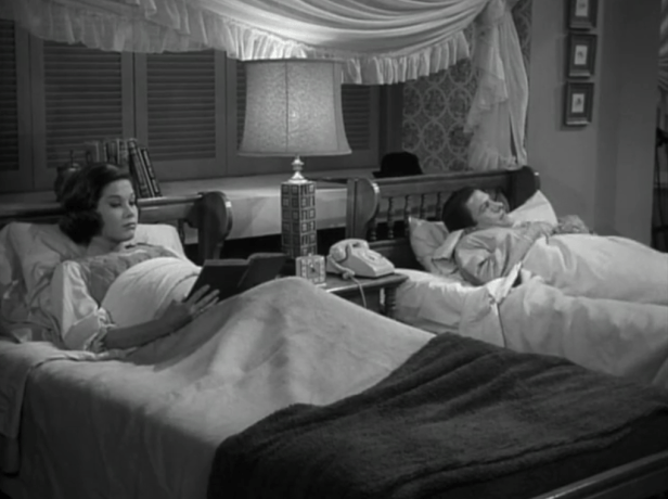 A flashback shows pregnant Laura trying to read and relax, while tense Rob worries that the baby might arrive any second. (Screen capture by Lindsey for TMP)