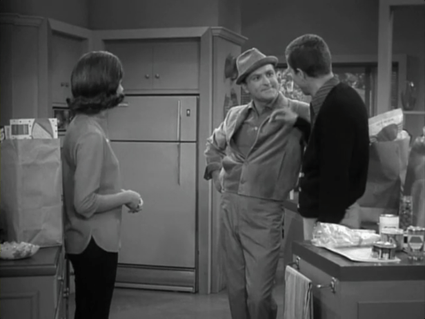 Sol sneaks into the house to surprise Rob and Laura. (Screen capture by Lindsey for TMP)