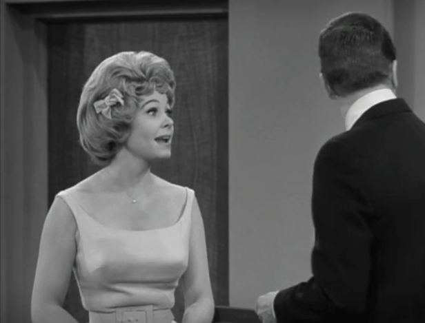 Rob meets Marla when she drops her lipstick as the jury is entering the courtroom. (Screen capture by Lindsey for TMP)