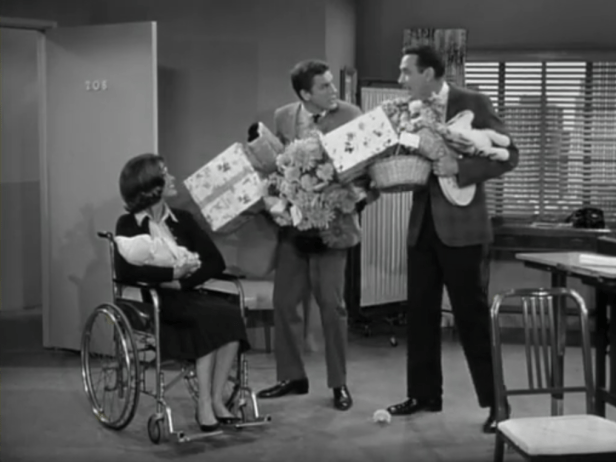 Rob struggles to get everything moved out of Laura's hospital room. (Screen capture by Lindsey for TMP)