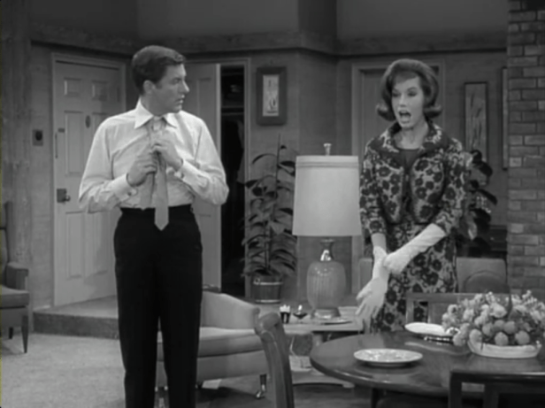 Rob and Laura scramble to get ready for their second wedding. (Screen capture by Lindsey for TMP)