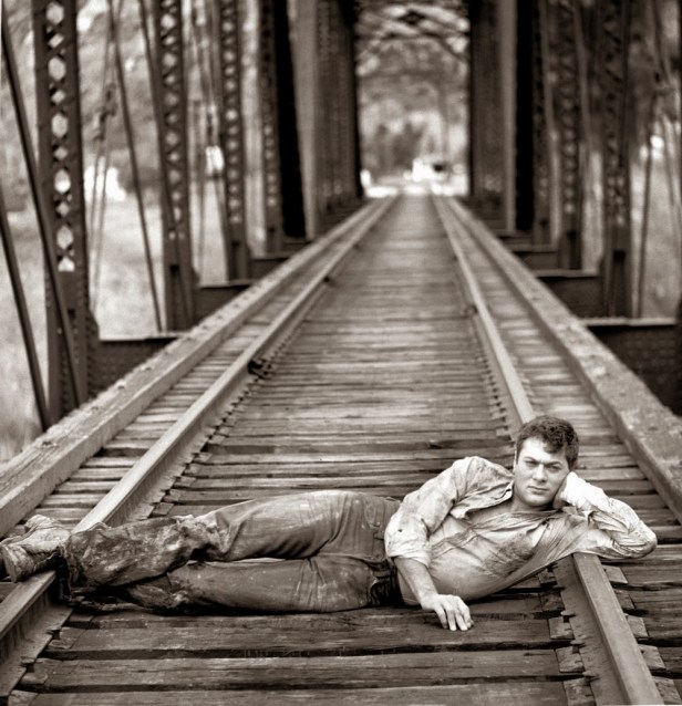 Tony Curtis made a rude comment about Grace that I'm not willing to re-print... so here's a picture of him hammin' it up for the camera. (Image via Love Those Classic Movies)