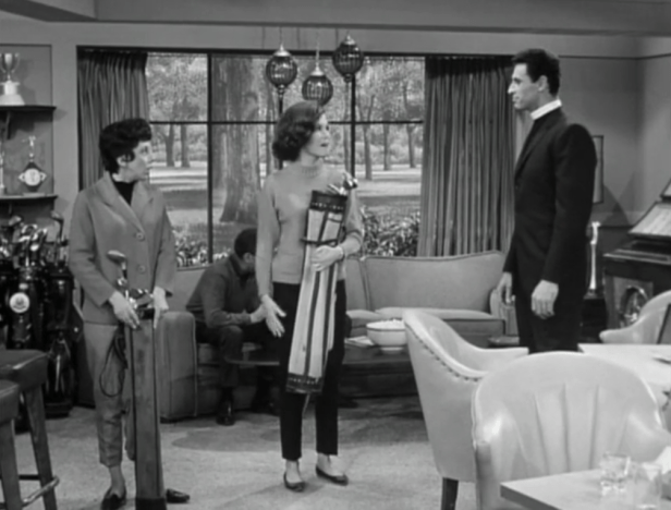 Millie and Laura go to the golf club so Laura can "accidentally" run into Joe. (Screen capture by Lindsey for TMP)