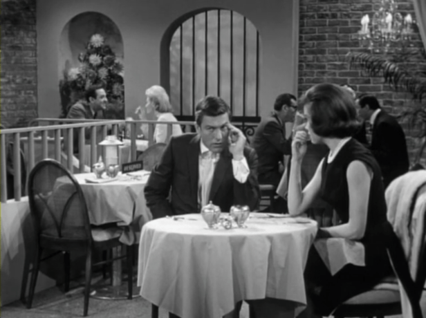 Rob & Laura try to be stealthy when Jerry and his date are seated behind them. (Screen capture by Lindsey for TMP)